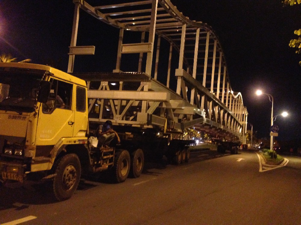 海南大学北门铝合金天桥整体运输