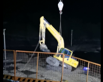 500吨吊车救落海挖掘机